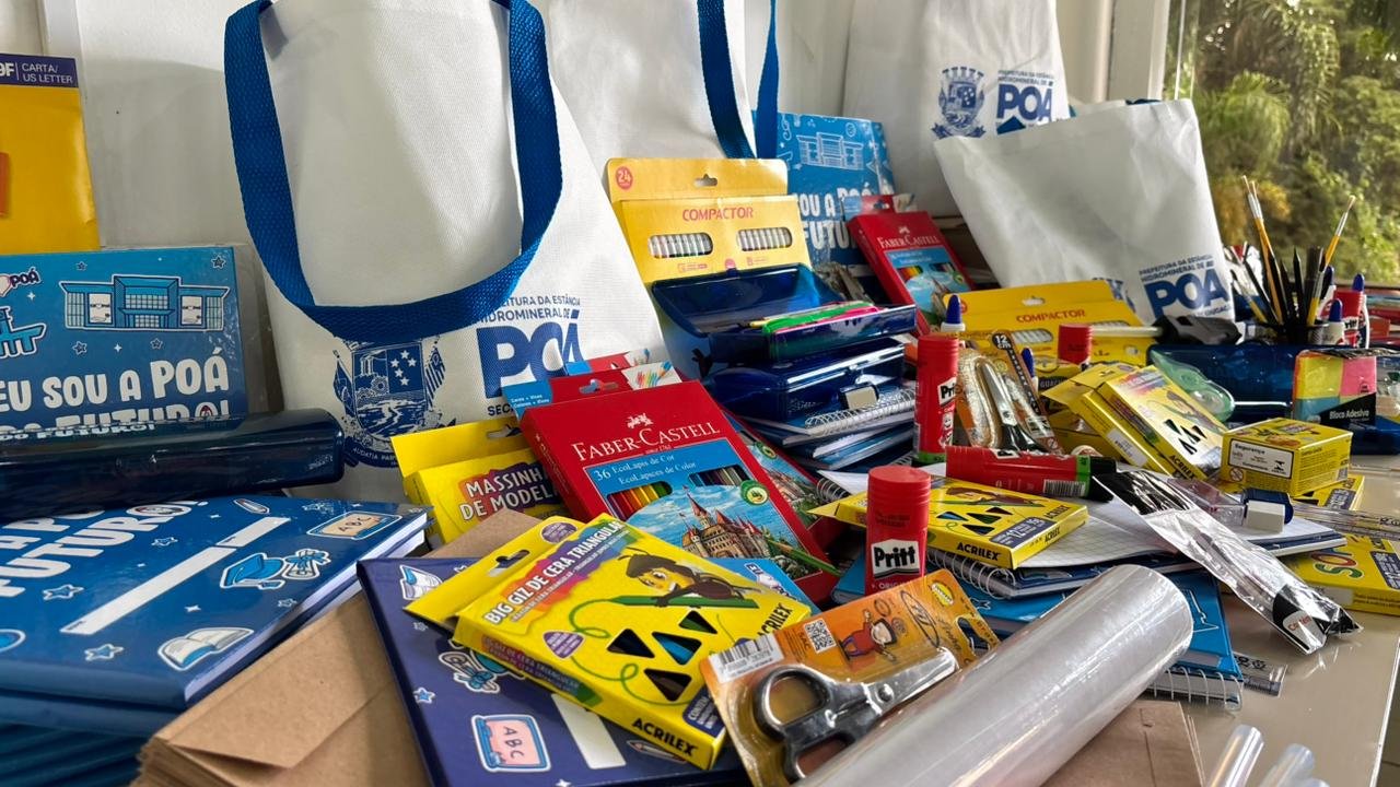 Prefeitura de Poá entrega material escolar e didático para alunos da Rede Municipal